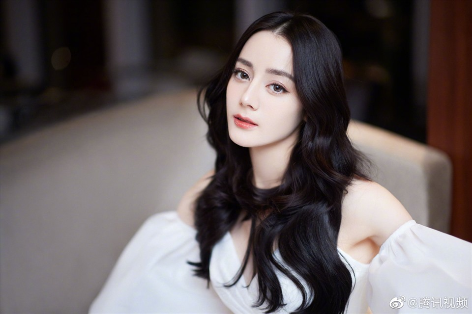 Địch Lệ Nhiệt Ba âm thầm tổ chức lễ ăn hỏi, lộ cả ảnh cưới với Hoàng Cảnh Du, hết đường chối cãi? - Hình 8