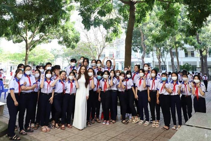 Gái xinh chuyển giới dạy tiếng Anh đang gây bão mạng là ai? - Hình 5