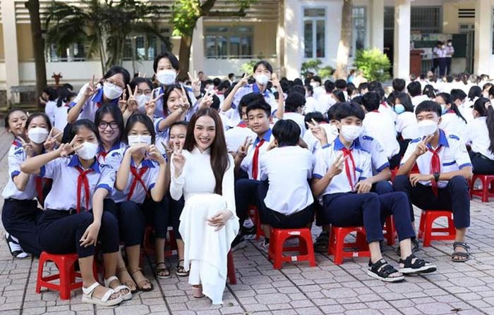Gái xinh chuyển giới dạy tiếng Anh đang gây bão mạng là ai? - Hình 4