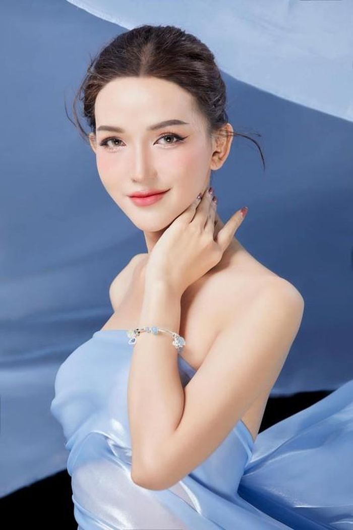 Gái xinh chuyển giới dạy tiếng Anh đang gây bão mạng là ai? - Hình 1