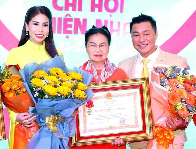 Gia đình Lý Hùng, Lý Hương nhận Huân chương Lao động hạng ba - Hình 1