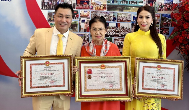 Gia đình Lý Hùng, Lý Hương nhận Huân chương Lao động hạng ba - Hình 3
