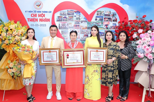 Gia đình Lý Hùng, Lý Hương nhận Huân chương Lao động hạng ba - Hình 2