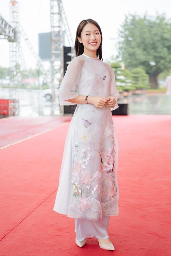 Hot girl Trần Khánh Vy lộ profile khủng của chị gái tiến sĩ - Hình 7