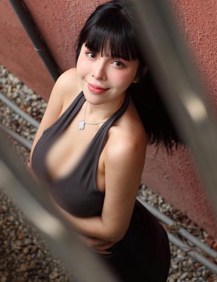 Ngượng đỏ mặt hot girl xinh đẹp vô tư cởi áo khoe n.ội y - Hình 4