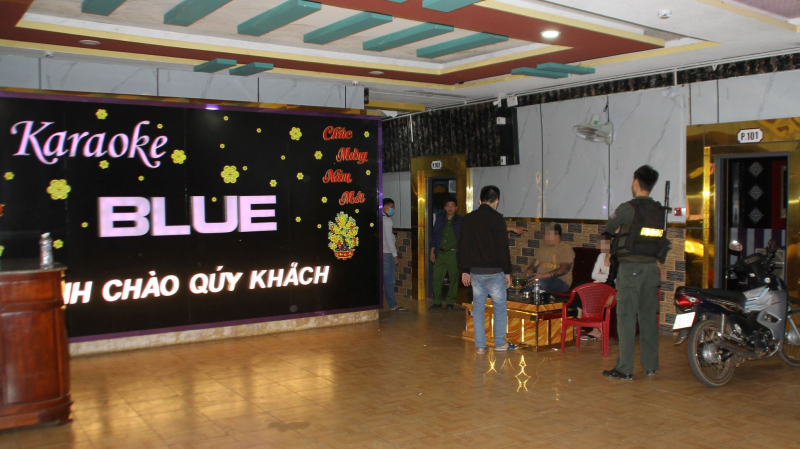 Nhóm nam nữ rủ nhau vào phòng ngủ quán karaoke để phê ma túy - Hình 1