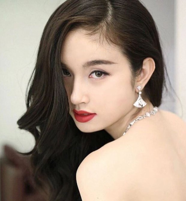 Nong Poy: Hành trình chuyển giới không dễ dàng của nàng Hoa hậu đến cái kết hiếm có bên người thừa kế soái như tài tử ở Phuket - Hình 1