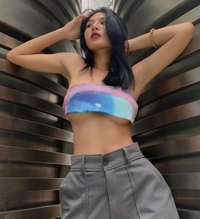 Nữ thần quần jeans lộ diện, khoe điểm vàng body nuột nà - Hình 11