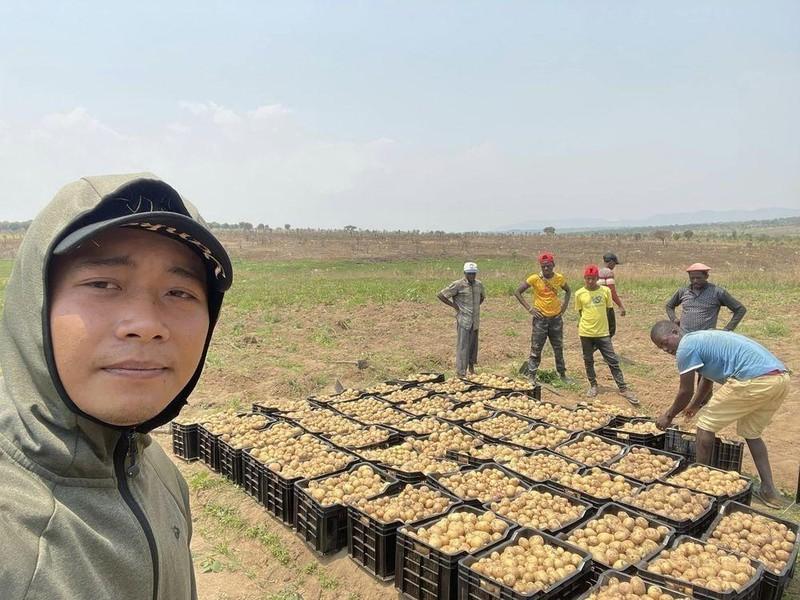 Quang Linh bị TCP khui chuyện khiến 2 người đặc biệt tại Angola rung động: Danh tính gây chấn động - Hình 1