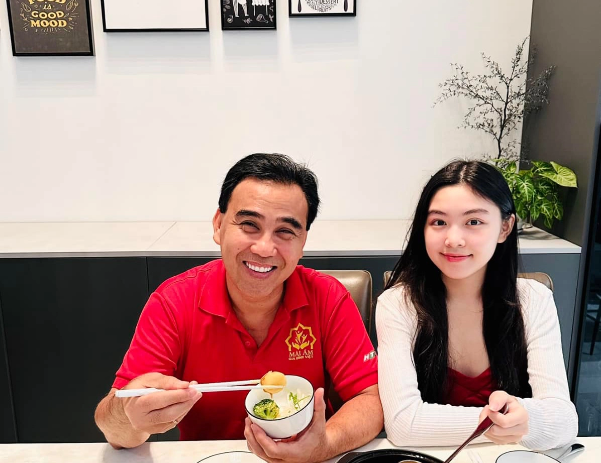 Quyền Linh lộ diện bên ái nữ, thái độ ra sao giữa lùm xùm mâu thuẫn với MC Cát Tường? - Hình 1