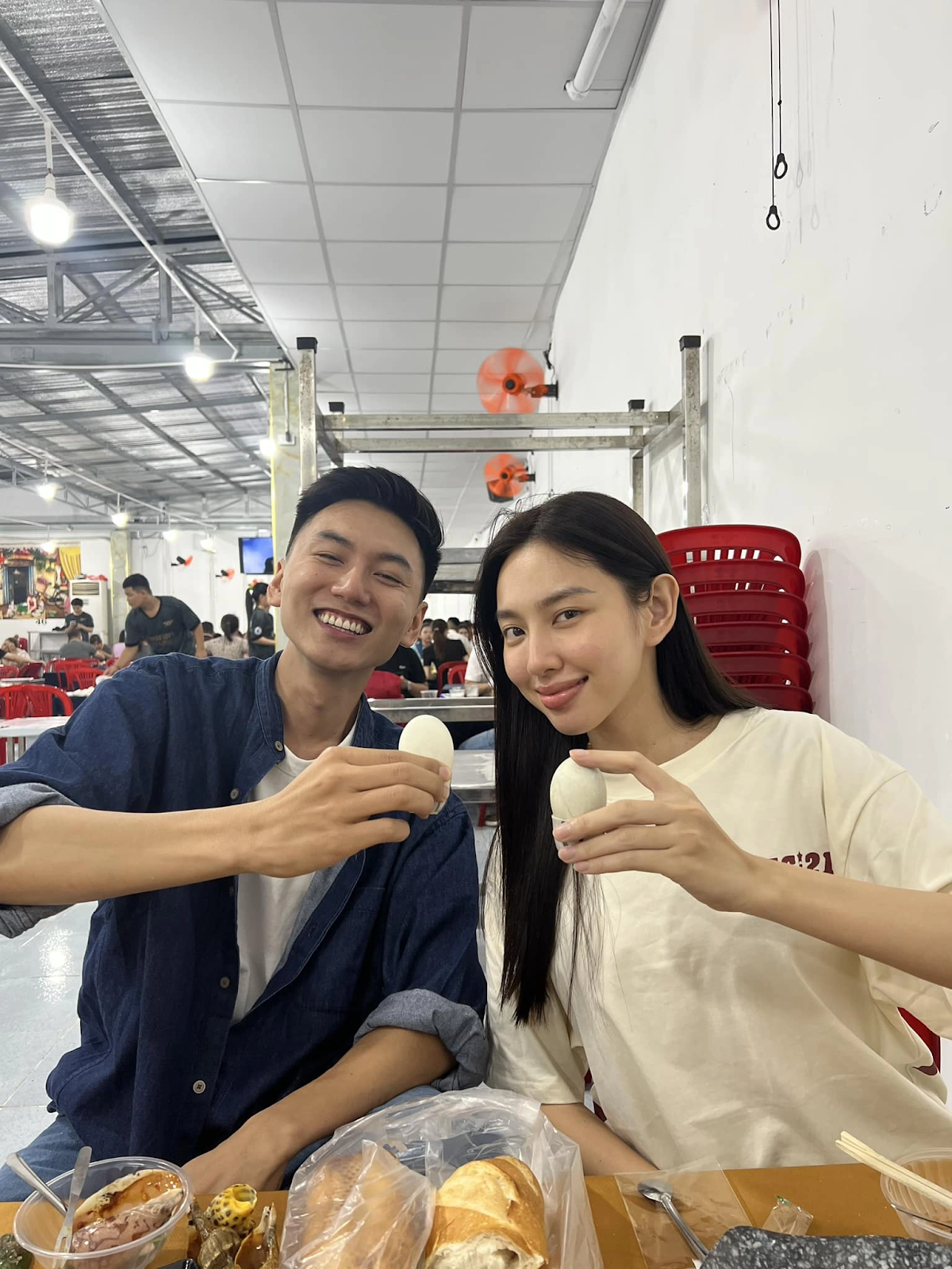 Khoai Lang Thang hẹn hò cùng Thùy Tiên, Quang Linh Vlog liền gấp rút về VN? - Hình 1