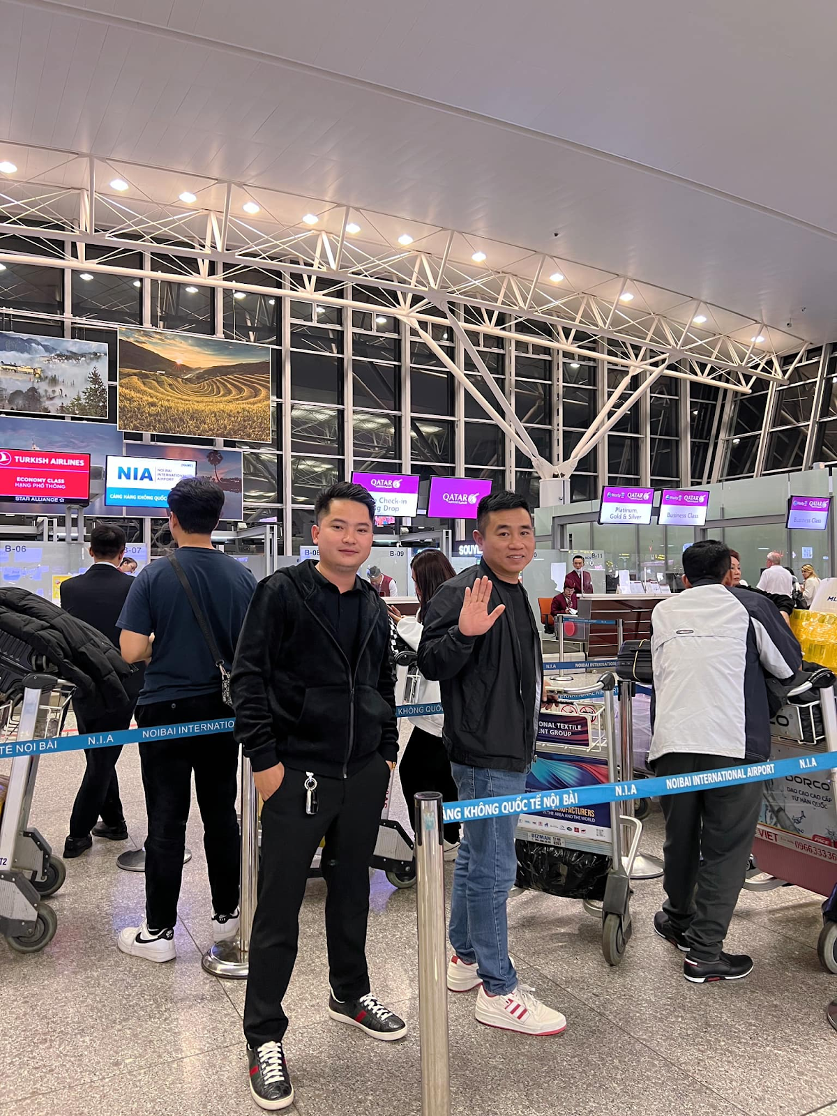 Thế Nhân Vlog khoe tin vui cực khủng, bản làng reo mừng suốt 1 tuần, Quang Linh Vlog yên lòng về VN - Hình 10