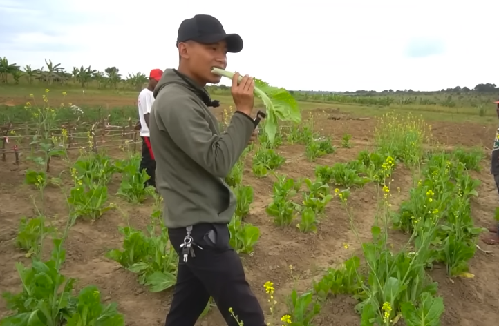 Thế Nhân Vlog khoe tin vui cực khủng, bản làng reo mừng suốt 1 tuần, Quang Linh Vlog yên lòng về VN - Hình 6