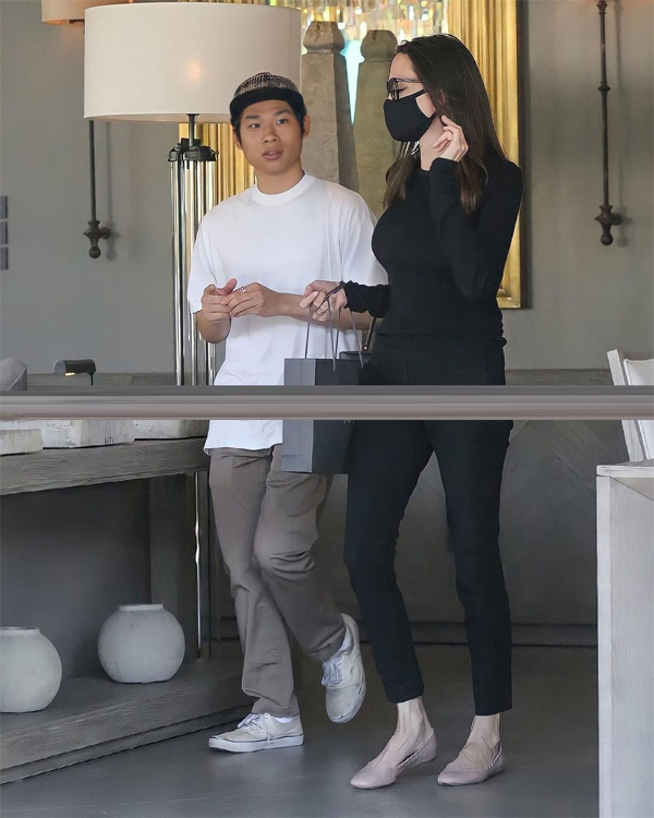 Pax Thiên không thừa kế vẫn thương Angelina Jolie, phá tan vẻ ngoài băng giá bằng nụ cười tỏa nắng - Hình 8