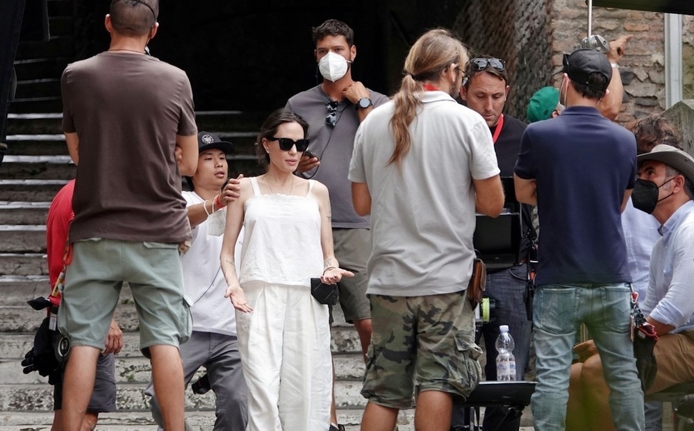 Pax Thiên không thừa kế vẫn thương Angelina Jolie, phá tan vẻ ngoài băng giá bằng nụ cười tỏa nắng - Hình 12