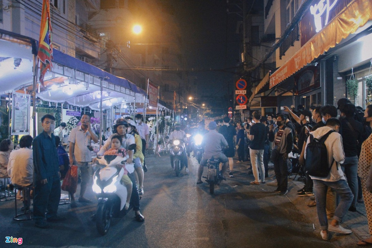 Tang lễ NSƯT Vũ Linh: NS Diệu Hiền khóc nấc, Thoại Mỹ thất thần đứng không vững, khán giả vây kín - Hình 9