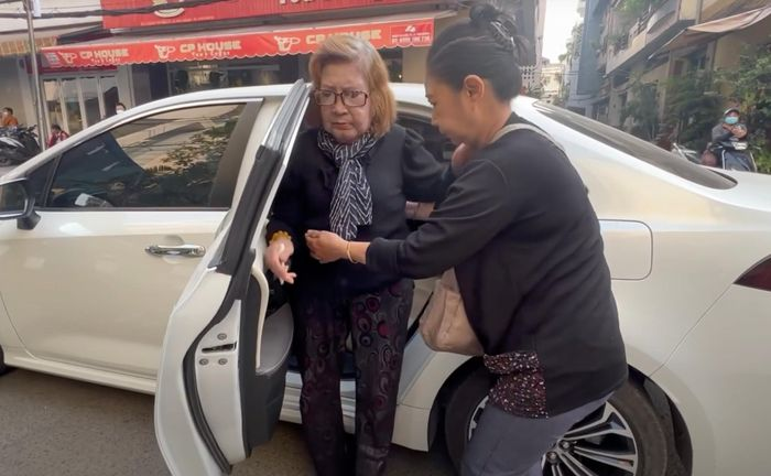 Tang lễ NSƯT Vũ Linh: NS Diệu Hiền khóc nấc, Thoại Mỹ thất thần đứng không vững, khán giả vây kín - Hình 4