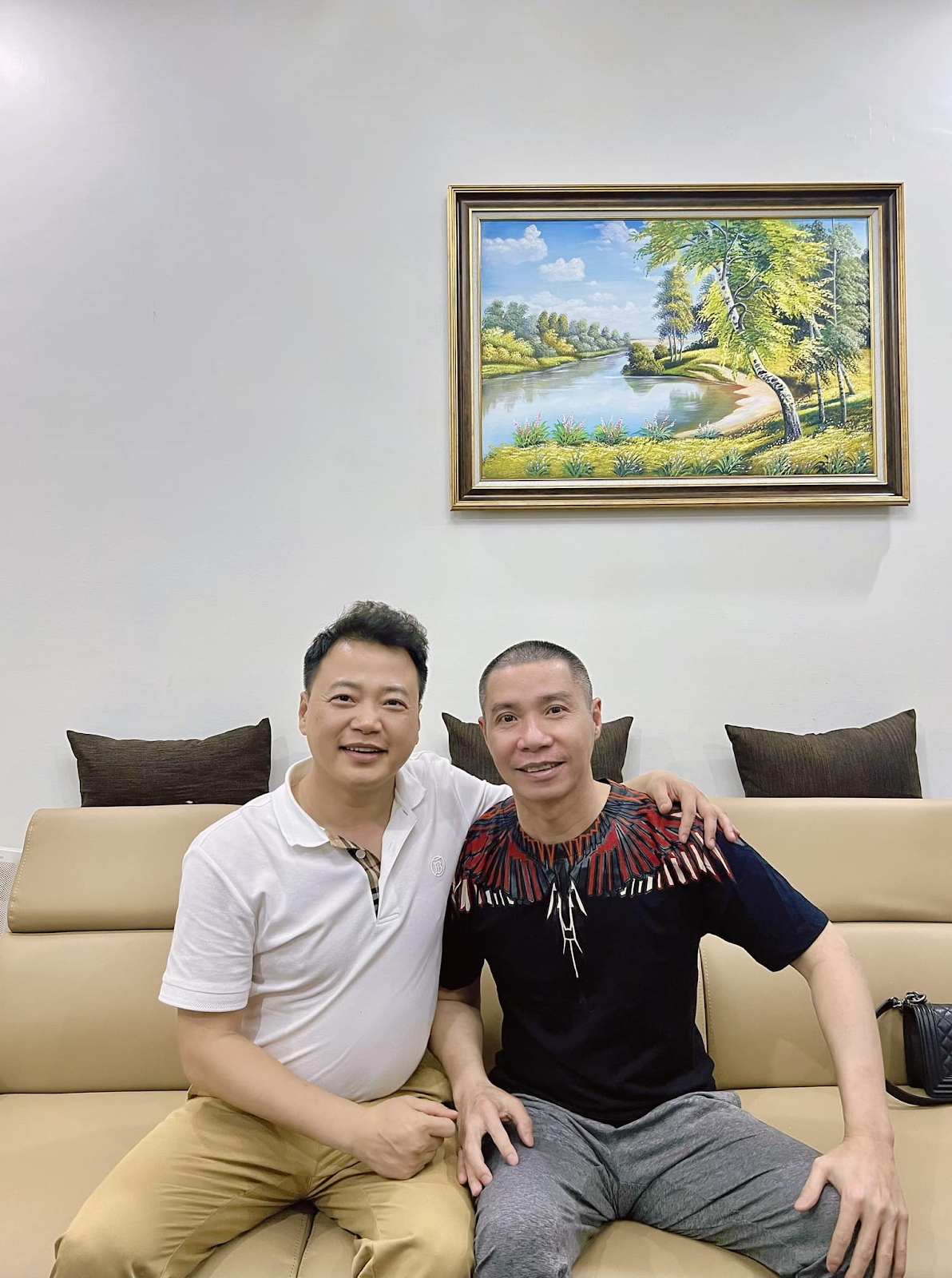 Phương Oanh - Shark Bình mặc đồ đôi thăm NSND Công Lý, nhìn như con dâu con rể ra mắt bố vợ - Hình 3