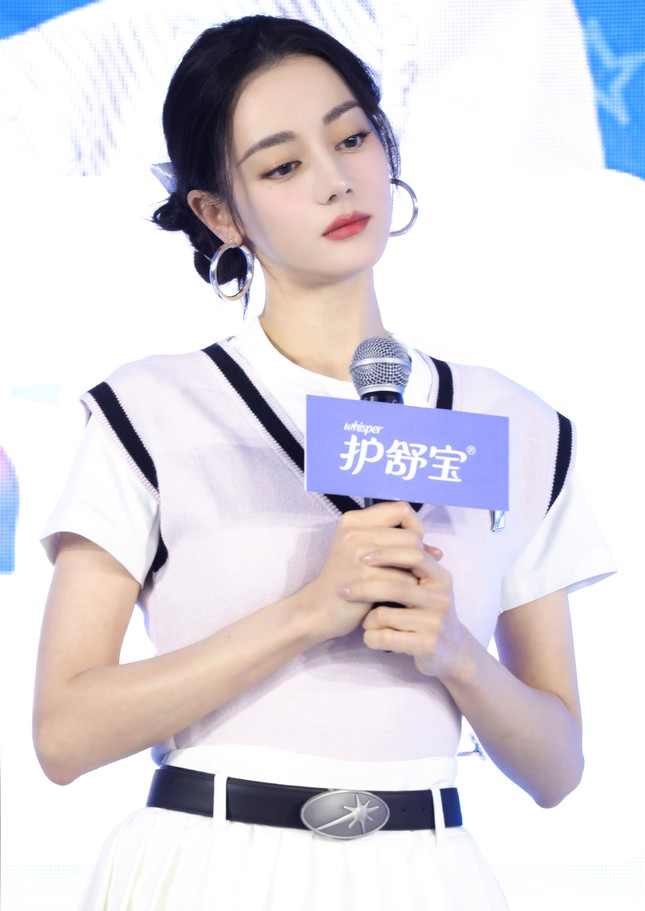 Địch Lệ Nhiệt Ba bất ngờ thừa nhận ở ẩn là để kết hôn, danh tính chú rể có phải là Hoàng Cảnh Du? - Hình 6