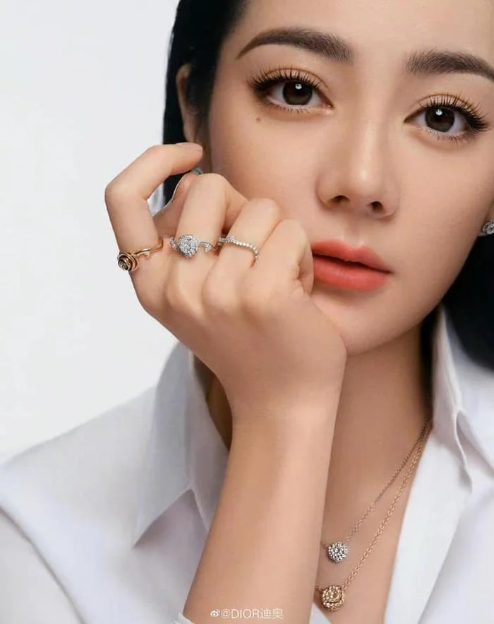 Địch Lệ Nhiệt Ba bất ngờ thừa nhận ở ẩn là để kết hôn, danh tính chú rể có phải là Hoàng Cảnh Du? - Hình 4