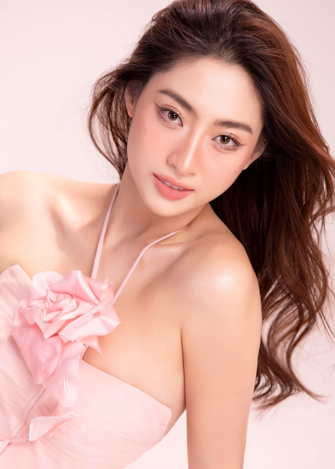 Lương Thuỳ Linh bỏ làm hoa hậu, chuyển nghề đi hát lô tô: Team qua đường bóc trần nhan sắc thật - Hình 5