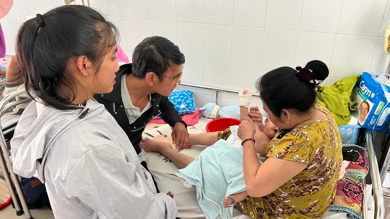 Người mẹ trong vụ ném con từ trên gác xuống đất: Gào khóc xin được gặp con trước khi bị giảm thị lực - Hình 3