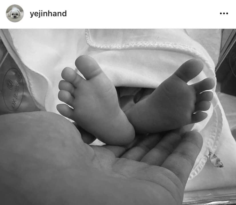 Son Ye Jin và Hyun Bin mừng quý tử tròn 100 ngày tuổi, nhan sắc siêu yêu giống cả mẹ và bố? - Hình 4