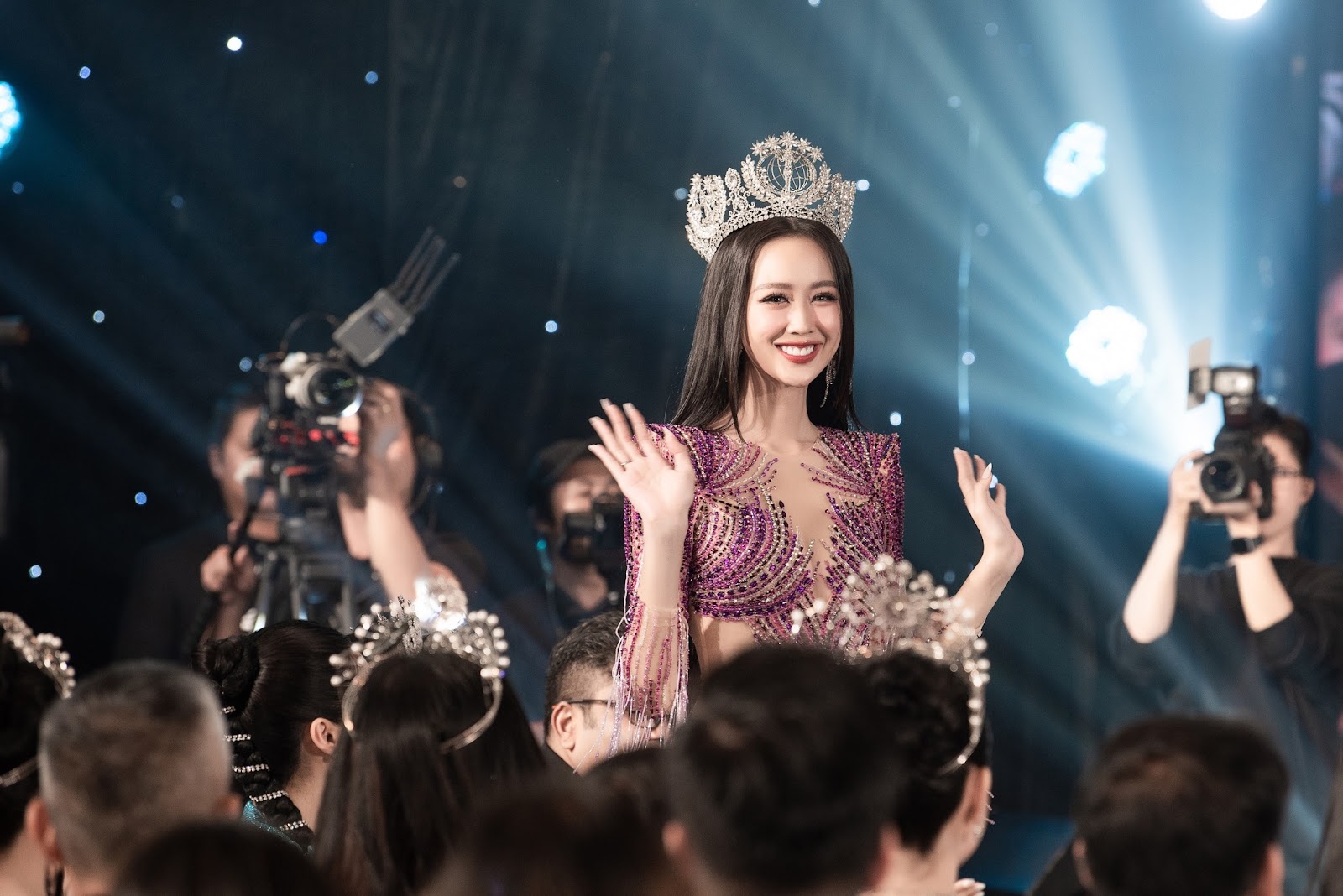 Hoa hậu Bảo Ngọc minh chứng cho câu sang như công tước, xuống xe vỏn vẹn 3 giây cũng đã gây bão - Hình 2