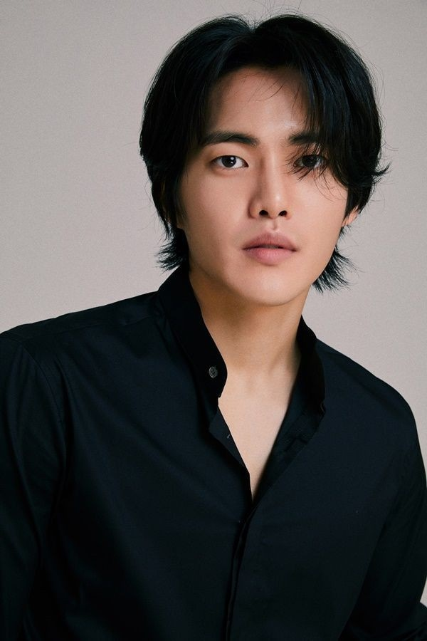 Kim Gun Woo - Ác nam số nhọ The Glory: Xuất thân nghèo khó, phải mượn tiền công ty đến suýt bỏ nghề - Hình 1