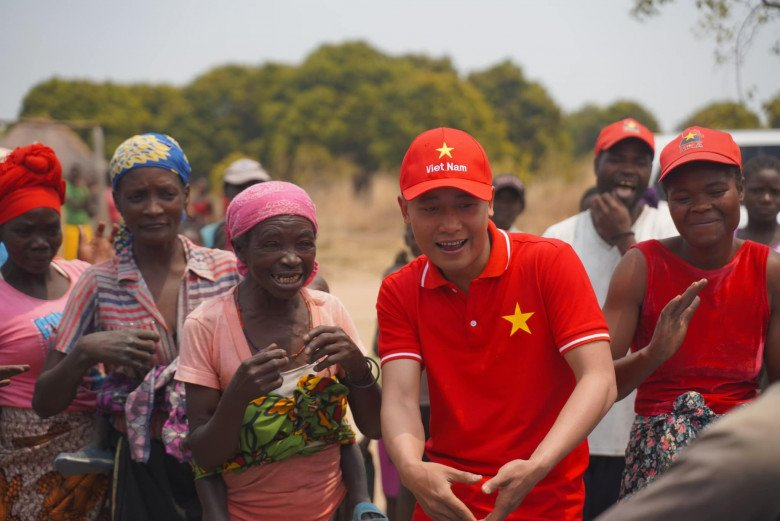 Team Châu Phi quyên góp 20 triệu về VN, Quang Linh làm chuyện gây choáng khi bị anti bôi nhọ? - Hình 7