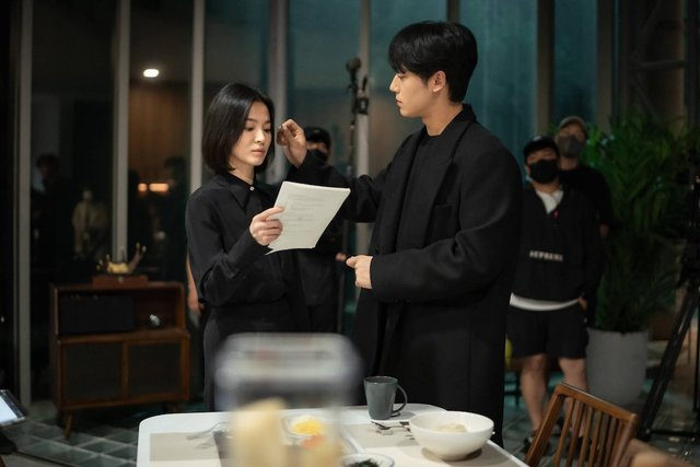 Tình trẻ Song Hye Kyo bị Dispatch khui hẹn hò sau The Glory, tung ảnh qua đêm trong căn hộ? - Hình 8