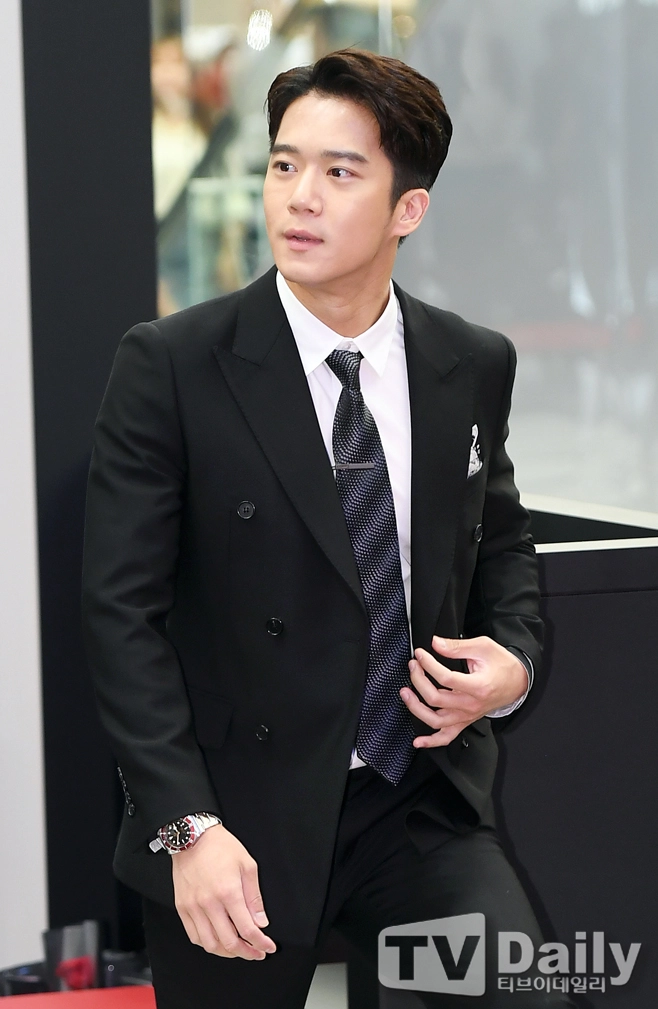 Ha Seok Jin - anh trai Hyun Bin: Ngoại hình cực phẩm, học lực khủng, yêu hụt Son Ye Jin 2 lần? - Hình 11