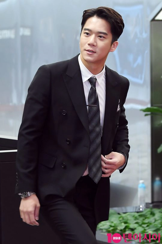 Ha Seok Jin - anh trai Hyun Bin: Ngoại hình cực phẩm, học lực khủng, yêu hụt Son Ye Jin 2 lần? - Hình 7