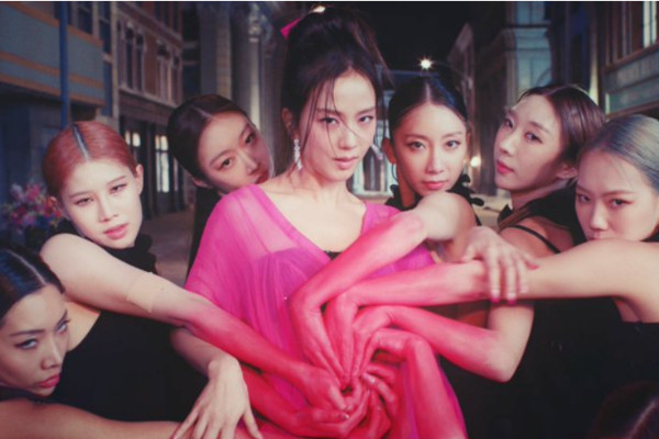 Lisa bị lan truyền ảnh hot vì quần bảo hộ ngắn theo thời gian, BLACKPINK nhận tin vui khủng? - Hình 11