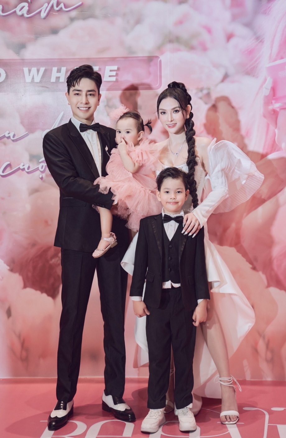 Thu Thủy: Hạnh phúc sau hai lần đò cùng chồng kém 11 tuổi, nhà không có gì ngoài đất đai tiền tỷ - Hình 7