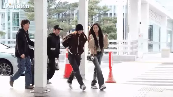 2 mẩu BLACKPINK đại náo sân bay: Jisoo xinh tựa nữ chính ngôn tình, Lisa gây sốt với hành động khiến đám đông bất ngờ - Hình 5