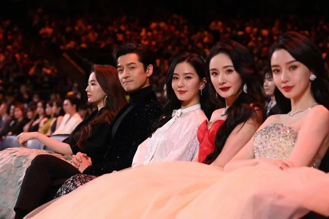 Angela Baby bị Địch Lệ Nhiệt Ba hại sau lưng, sắp phải rời showbiz hậu ly hôn Huỳnh Hiểu Minh? - Hình 5