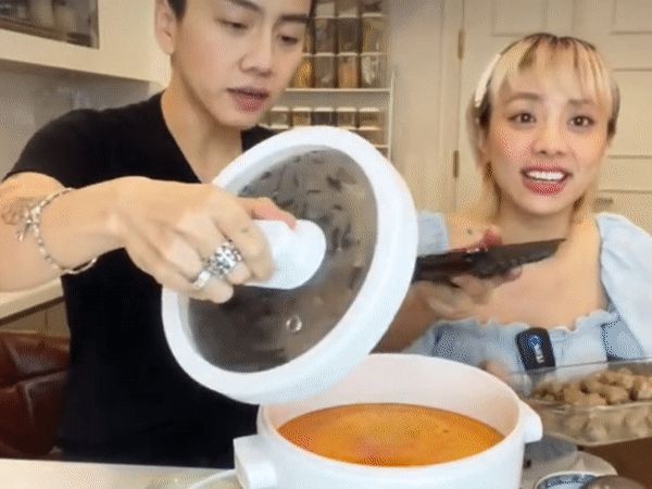 Miko Lan Trinh và người yêu đồng giới tự nhiên hot trở lại: Từ âu yếm gây đỏ mặt đến dạy nhau nấu ăn khó hiểu, tranh cãi nhất là thái độ khi song ca - Hình 2