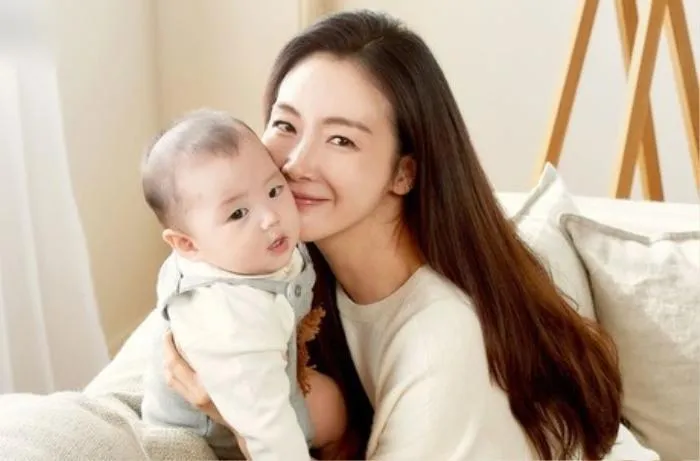 Song Joong Ki lộ diện tả tơi sau thông báo cưới vợ, hôn nhân với bà xã người Anh trục trặc? - Hình 8