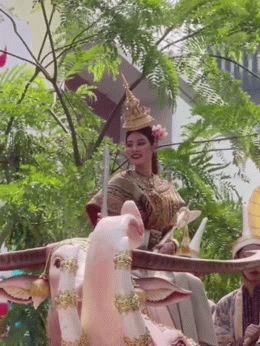 Nữ thần Songkran 2023 Baifern Pimchanok lộ nhan sắc thật qua cam thường, khoảnh khắc lườm yêu khán giả gây sốt - Hình 6