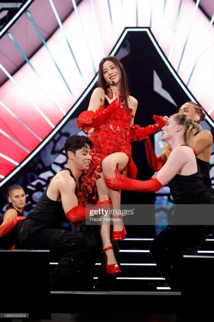 Jisoo ngồi phản cảm, Rosé đắc tội dân Hàn, Jennie bị YG xem như con ghẻ, Blackpink sớm tan rã? - Hình 2