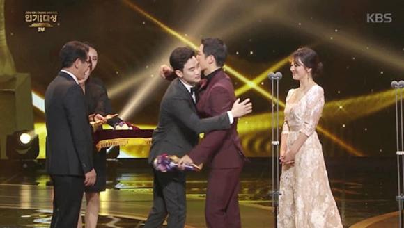 Song Hye Kyo bị Suzy hất cẳng mất mối ngon, Kim Soo Hyun tỏ rõ thái độ khác lạ với Song Joong Ki - Hình 6