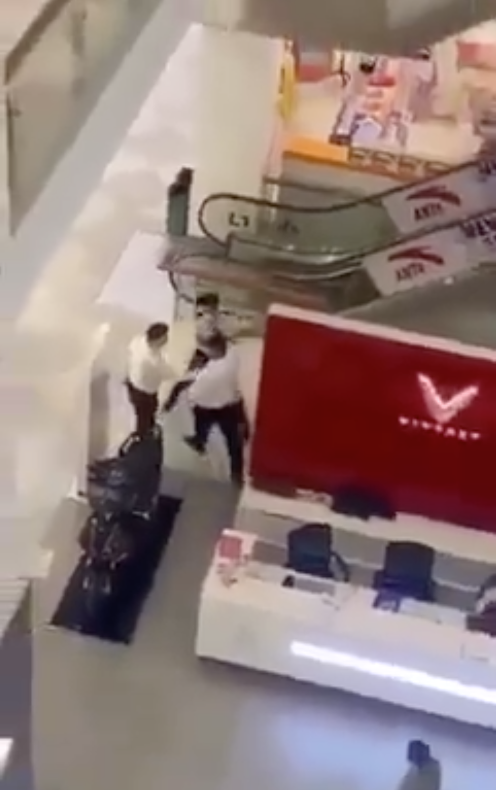 Thù mới hận cũ, sale của hãng ôtô gộp trả một lượt, đấm túi bụi khách là vợ cũ vì mâu thuẫn trả góp - Hình 5