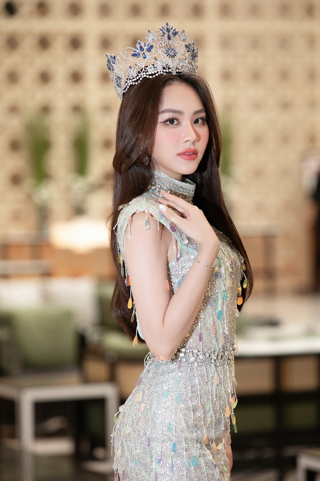 Hoa hậu Mai Phương phân trần tin đồn dao kéo, đáp trả việc bị so sánh nhiệm kỳ với Lương Thuỳ Linh - Hình 1