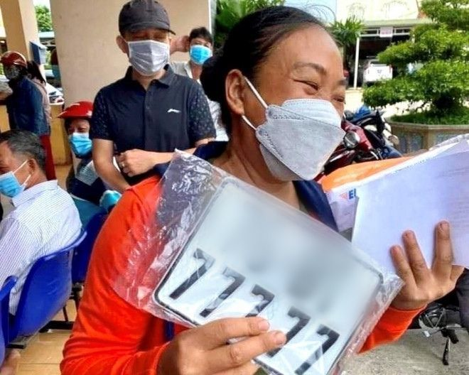 Vụ vợ chồng bấm 4 biển số đại quý siêu đẹp: Có hành vi sai phạm, tạm giữ xe, đình chỉ 1 cán bộ - Hình 8