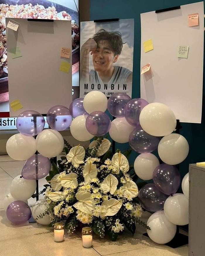Vụ Moonbin (ASTRO) lộ chi tiết mâu thuẫn: Hình ảnh đầu tiên tại nhà tang lễ khiến fan khóc nghẹn - Hình 9