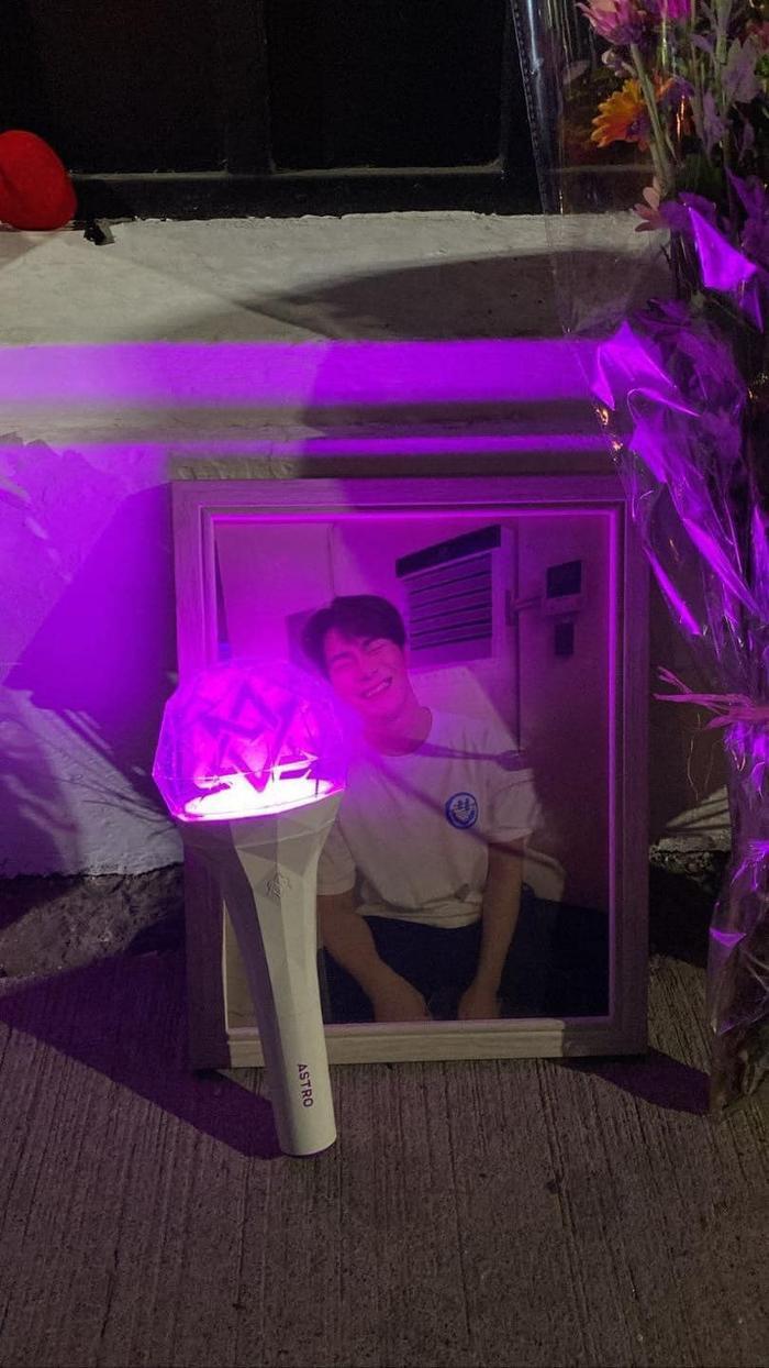 Vụ Moonbin (ASTRO) lộ chi tiết mâu thuẫn: Hình ảnh đầu tiên tại nhà tang lễ khiến fan khóc nghẹn - Hình 10
