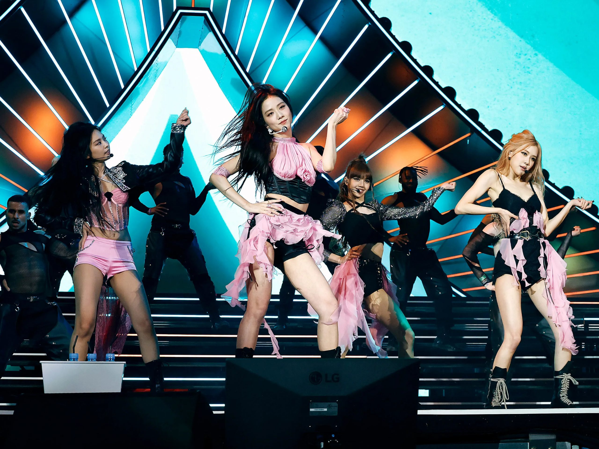 BLACKPINK gây chấn động trước thềm Coachella tuần 2, Jisoo nhận tin buồn khiến fan xót xa? - Hình 9