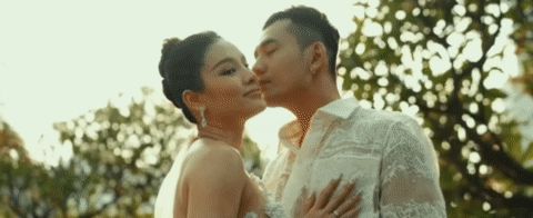 Phương Trinh Jolie và Lý Bình khóa môi ngọt ngào trong tiệc kỷ niệm 1 năm ngày cưới - Hình 1