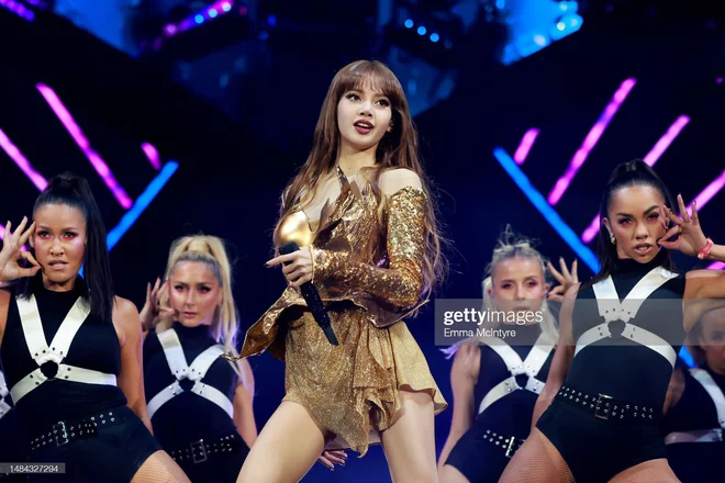 BLACKPINK ở Coachella tuần 2: Jennie bốc nhất, Rosé nhiều ẩn tình, Lisa kín tay, Jisoo ăn hại nhất? - Hình 5